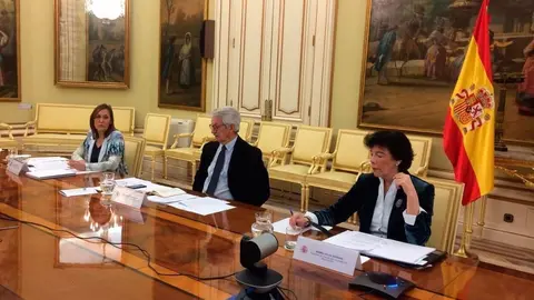 La secretaria general de Formaci&oacute;n Profesional, Clara Sanz, el secretario de Estado de Educaci&oacute;n, Alejandro Tiana, y la ministra Isabel Cela&aacute;, durante la Conferencia Sectorial telem&aacute;tica del 25 de marzo.