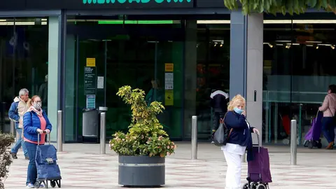 Personas hacen colas en los supermercados guardando las distancias marcadas por el Real Decreto por el Estado de Alarma del COVID-19. M&aacute;laga a 2 de abril del 2020