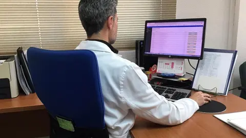 Un profesional a los mandos de su ordenador