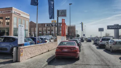 Imagen de varios coches aparcados a la entrada de concesionarios.