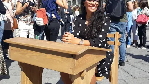 Lola, una joven gitana sentada en 'el pupitre gitano'