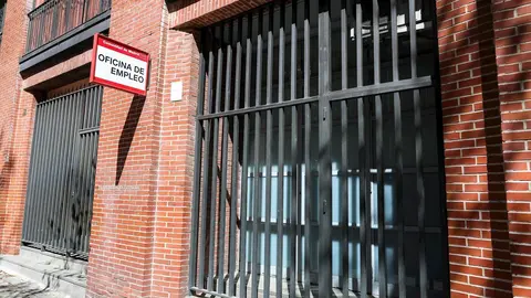 Rejas en las puertas de una Oficina de Empleo cerrada durante el estado de alarma