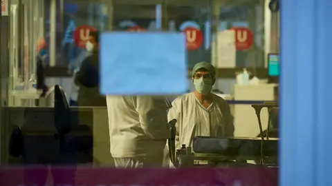 Personal sanitario del Hospital de Navarra en el Servicio de Urgencias durante la cuarta semana de confinamiento por el Estado de Alarma decretado por el Gobierno de Espa&ntilde;a con motivo del coronavirus, COVID-19. En Pamplona. 7 de abril de 2020.