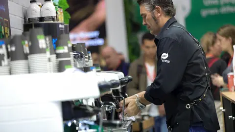 Un camarero prepara caf&eacute; en un bar, el pasado febrero.