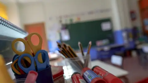 Material escolar en un aula