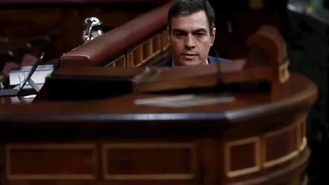 El presidente del Gobierno, Pedro S&aacute;nchez, se dispone a tomar la palabra en el pleno del Congreso celebrado este Jueves Santo para autorizar una segunda pr&oacute;rroga del estado de alarma