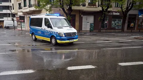 Un furg&oacute;n de la Polic&iacute;a Municipal durante el Martes Santo y la cuarta semana del estado de alarma decretado por el Gobierno por la crisis del coronavirus, en Pamplona/Navarra (Espa&ntilde;a) a 7 de abril de 2020.