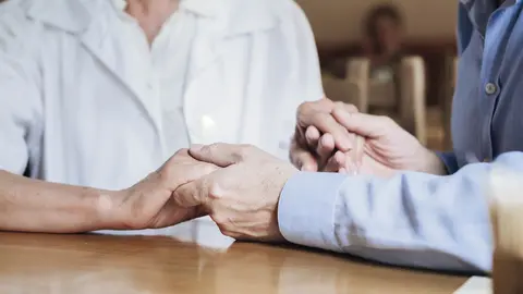 Manos de una anciana y su cuidora