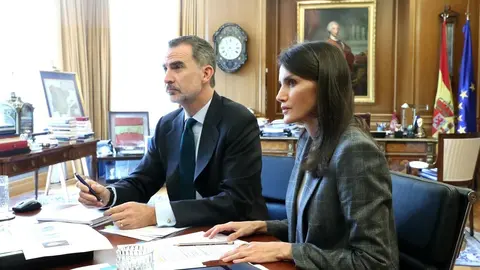 Los Reyes, Letizia y Felipe VI, durante una videoconferencia