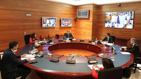 El presidente del Gobierno, Pedro S&aacute;nchez (de espaldas a la izquierda), preside el Consejo de Ministros Extraordinario celebrado en Moncloa un d&iacute;a despu&eacute;s de ser aprobada en el Congreso de los Diputados la pr&oacute;rroga del estado de alarma decretado a consecu
