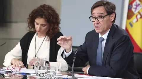 La ministra de Hacienda, Mar&iacute;a Jes&uacute;s Montero, y el ministro de Sanidad, Salvador Illa