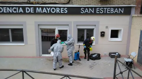 Dos equipos con 8 bomberos comienzan a desinfectar el interior de residencias de mayores de Fuenlabrada