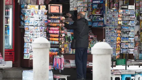 Un quiosco de prensa contin&uacute;a abierto el d&iacute;a en el que entra en vigor la limitaci&oacute;n total de movimientos salvo de los trabajadores de actividades esenciales, medida adoptada ayer por el Gobierno como prevenci&oacute;n del coronavirus. En Madrid (Espa&ntilde;a), a 30 de