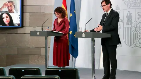 La ministra de Hacienda y portavoz del Gobierno, Mar&iacute;a Jes&uacute;s Montero, y el ministro de Sanidad, Salvador Illa, durante la rueda de prensa posterior al Consejo de Ministros Extraordinario celebrado en Moncloa