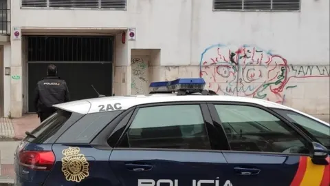 Coche Polic&iacute;a Nacional junto a un garaje de un edificio de Santander donde detuvieron a tres j&oacute;venes por robar en los trasteros
