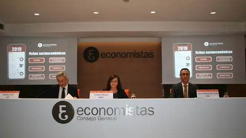 El presidente del Consejo General de Economistas de Espa&ntilde;a, Valent&iacute;n Pich, y la presidenta de la AIReF, Cristina Herrero.