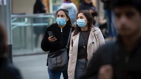 Dos mujeres con mascarillas caminan por Barcelona el mismo d&iacute;a en que se confirman nuevos casos de pacientes contagiados de coronavirus en Espa&ntilde;a, en Barcelona (Espa&ntilde;a), a 25 de febrero de 2020.
