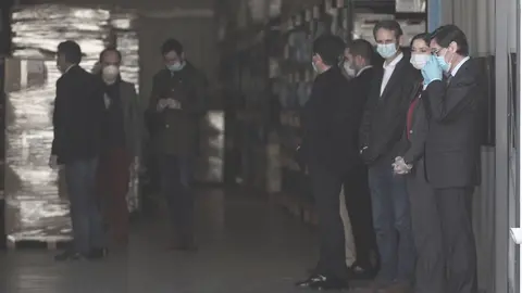 El presidente del gobierno, Pedro S&aacute;nchez, acompa&ntilde;ado entre otros por el ministro de Sanidad, Salvador Illa (1d), durante la visita que ha realizado a las instalaciones interiores de la empresa Hersill, que est&aacute; produciendo respiradores invasivos.