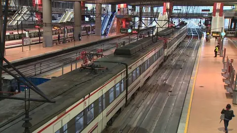 Imagen de la estaci&oacute;n de Atocha Cercan&iacute;as en el segundo d&iacute;a laborable con la situaci&oacute;n de Estado de alarma.