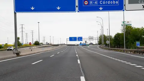 Im&aacute;genes de la A-4 en direcci&oacute;n Andaluc&iacute;a inusualmente vac&iacute;a durante el Jueves Santo marcado por el confinamiento impuesto por el Estado de Alarma provocado por el coronavirus