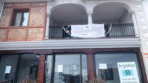 Mascarilla gigante en el balc&oacute;n del Ayuntamiento de Argo&ntilde;os