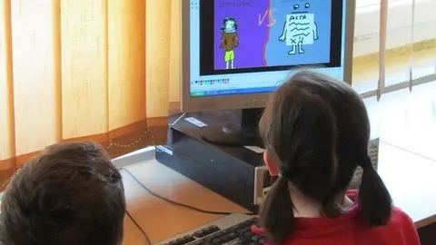 Ni&ntilde;os con ordenador