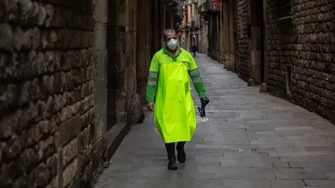 Un trabajador con mascarilla