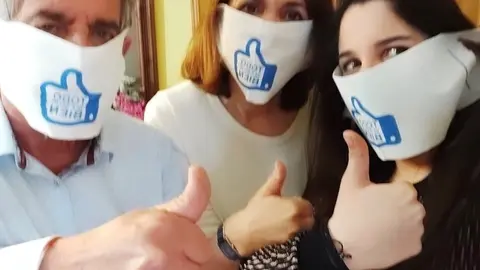 El presidente de Cantabria, Miguel &Aacute;ngel Revilla, y su familia con la pol&eacute;mica mascarilla que el Gobierno de Cantabria ha repartido