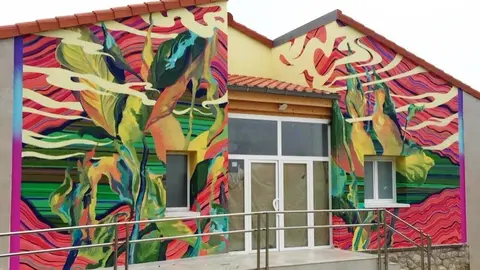 Mural realizado por el artista N&eacute;stor del Barrio en la fachada del antiguo consultorio de Liencres
