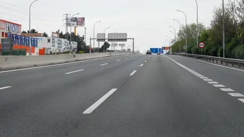 Im&aacute;genes de la A-4 en direcci&oacute;n Andaluc&iacute;a, inusualmente vac&iacute;a durante el Jueves Santo marcado por el confinamiento impuesto por el Estado de Alarma provocado por el coronavirus