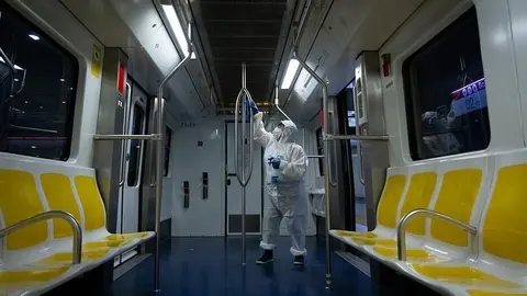 Limpieza en el interior de un tren de SFM para prevenir contagios por coronavirus.