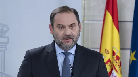 El ministro de Transportes, Jos&eacute; Luis &Aacute;balos, en rueda de prensa en el Palacio de la Moncloa