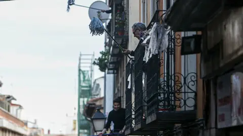 Vecinos del barrio madrile&ntilde;o de Lavapi&eacute;s, realizan la 'Fregonada de Lavapi&eacute;s', un gesto que consiste en agitar fregonas desde sus balcones para "limpiar el virus" cada d&iacute;a despu&eacute;s del aplauso habitual a las 20h.