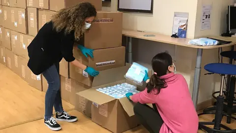 La delegada del Gobierno en Cantabria, Ainoa Qui&ntilde;ones, con las mascarillas que se van a repartir