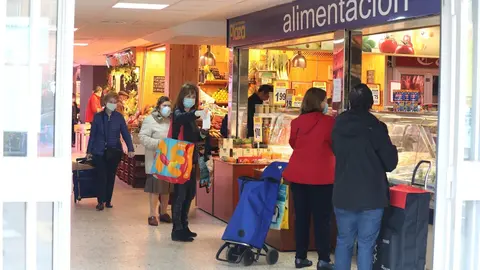 Gran afluencia de personas en un mercado de Moratalaz durante la Semana Santa en la que es ya la cuarta semana de confinamiento por la crisis del coronavirus en Espa&ntilde;a, en Madrid, (Espa&ntilde;a), a 8 de abril de 2020.