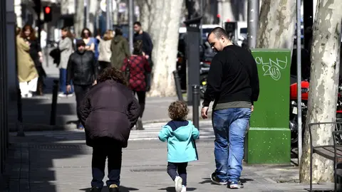 Unos padres pasen junto a su hija en el primer d&iacute;a sin colegio por el riesgo del coronavirus, en Madrid (Espa&ntilde;a) a 11 de marzo de 2020.