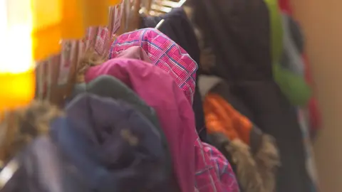 Abrigos de ni&ntilde;os en el aula de un colegio