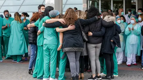 Sanitarios del Hospital Severo Ochoa de Legan&eacute;s se abrazan durante el homenaje al enfermero de quir&oacute;fano de 57 a&ntilde;os fallecido por Covid-19. En Legan&eacute;s/Madrid (Espa&ntilde;a) a 13 de abril de 2020.