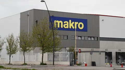 El Centro Log&iacute;stico de Makro cerrado durante el Jueves Santo marcado por el confinamiento impuesto por el Estado de Alarma provocado por el coronavirus, COVID19. 