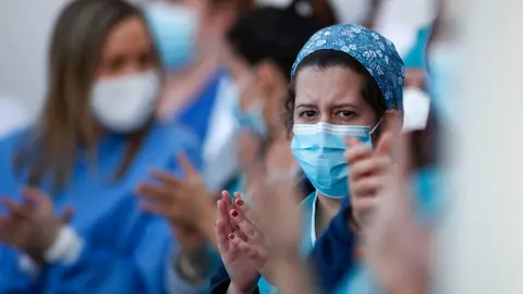 Varios sanitarios aplauden en el Hospital Infanta Elena de Valdemoro, en Madrid.