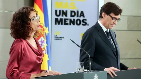 La ministra de Hacienda y portavoz del Gobierno, Mar&iacute;a Jes&uacute;s Montero, y el ministro de Sanidad, Salvador Illa, durante la rueda de prensa posterior al Consejo de Ministros 