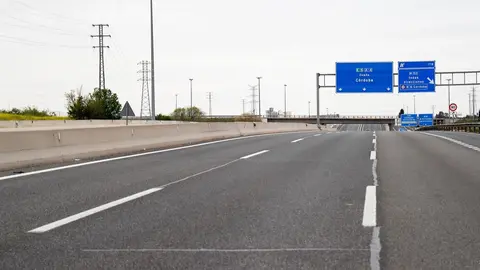 Im&aacute;genes de la A-4 en direcci&oacute;n Andaluc&iacute;a inusualmente vac&iacute;a durante el Jueves Santo, 9 de abril de 2020