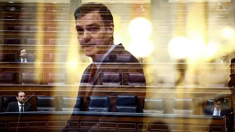 Fotograma del presidente Pedro S&aacute;nchez ante el Pleno del Congreso semivac&iacute;o