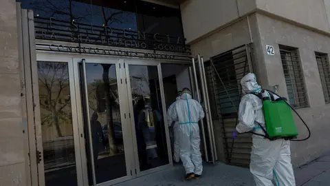 Militares de la Unidad Militar de Emergencias (UME) entran a la Residencia de Mayores Nuestra Se&ntilde;ora del Perpetuo Socorro para desinfectarla y evitar as&iacute; la expansi&oacute;n del coronavirus en los centros de mayores, en Madrid (Espa&ntilde;a) a 12 de abril de 2020.