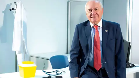 El presidente del Consejo General de Enfermer&iacute;a, Florentino P&eacute;rez Raya