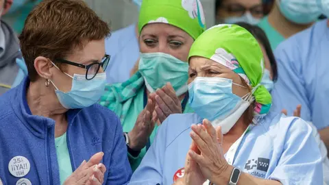 Sanitarios del Hospital Severo Ochoa de Legan&eacute;s aplauden durante el homenaje al enfermero de quir&oacute;fano de 57 a&ntilde;os fallecido por Covid-19. En Legan&eacute;s/Madrid (Espa&ntilde;a) a 13 de abril de 2020.