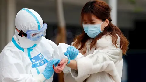 Un paciente recuperado es dado de alta del hospital temporal de Wuhan, provincia de Hubei. 26 de febrero de 2020.