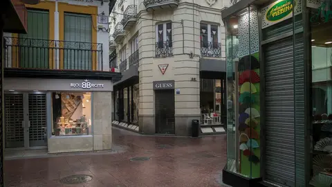 Tiendas cerradas del centro de Sevilla en el estado de alarma por coronavirus, Covid-19. En Sevilla, (Andaluc&iacute;a, Espa&ntilde;a), a 2 de abril de 2020.