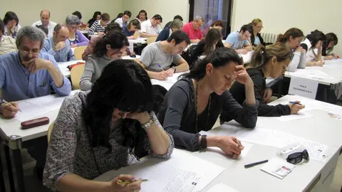 Estudiantes del centro de la UNED de Tudela (Navarra) durante un examen presencial.