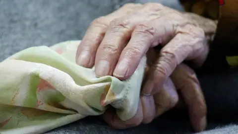 Manos de una persona mayor